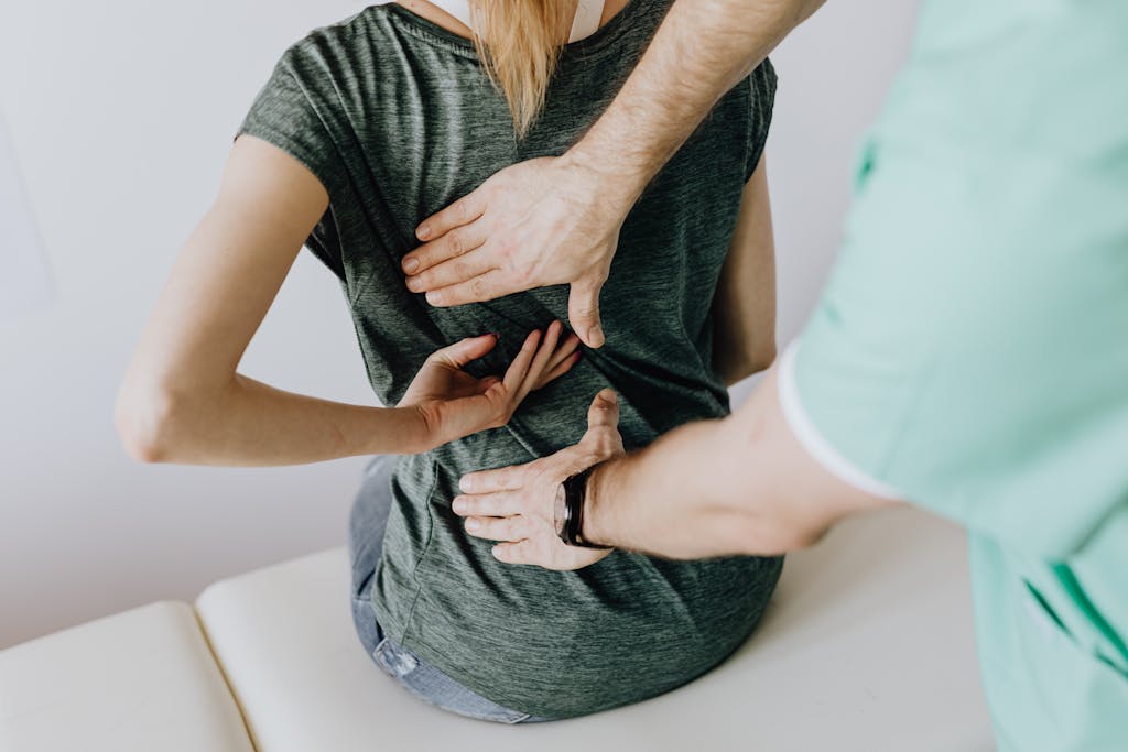 Un physio qui examine une blessure