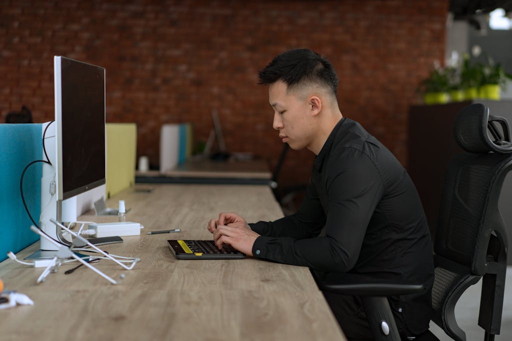 Une personne au travail avec une mauvaise posture 